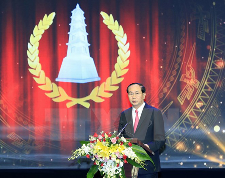 Chủ tịch nước Trần Đại Quang tới dự, phát biểu ý kiến và trao giải cho các tác giả đạt giải A, Giải báo chí Quốc gia lần thứ XI năm 2016.